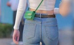 他的手探到我的衣服里作文